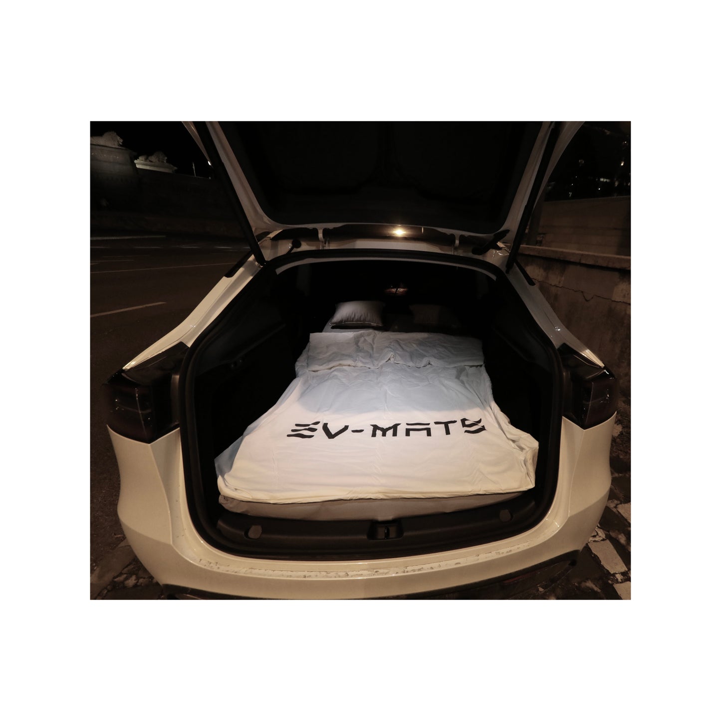 EV-MATS Basic CAMP SET für Tesla Model Y enthält die Tesla-Matratze, die wasserdichte Tasche, die in den hinteren Kofferraum des Tesla Model Y passt, ein Bettlaken, eine Bettdecke, 2 Kissen und einen Kissenbezug