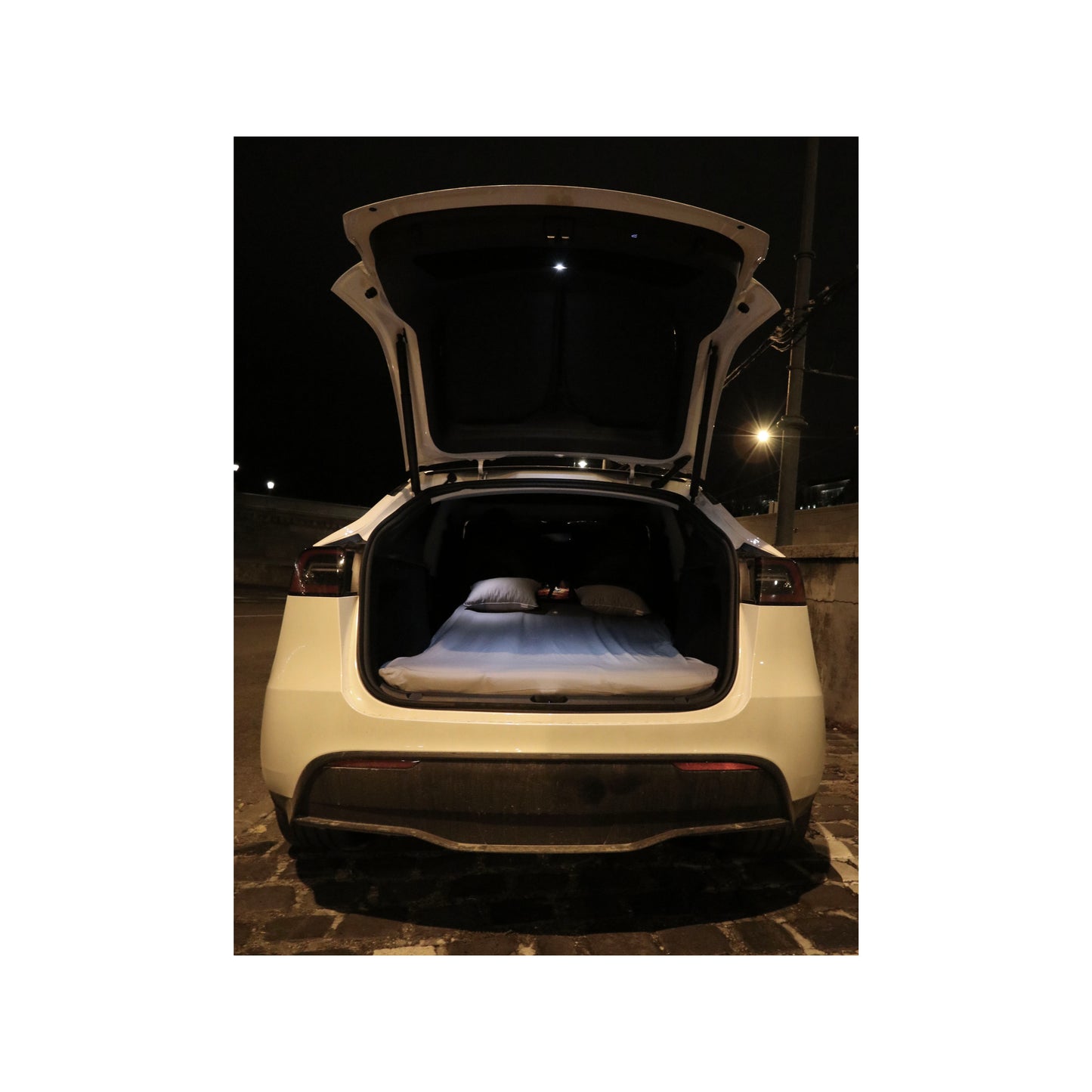 EV-MATS Basic CAMP SET für Tesla Model Y enthält die Tesla-Matratze, die wasserdichte Tasche, die in den hinteren Kofferraum des Tesla Model Y passt, ein Bettlaken, eine Bettdecke, 2 Kissen und einen Kissenbezug