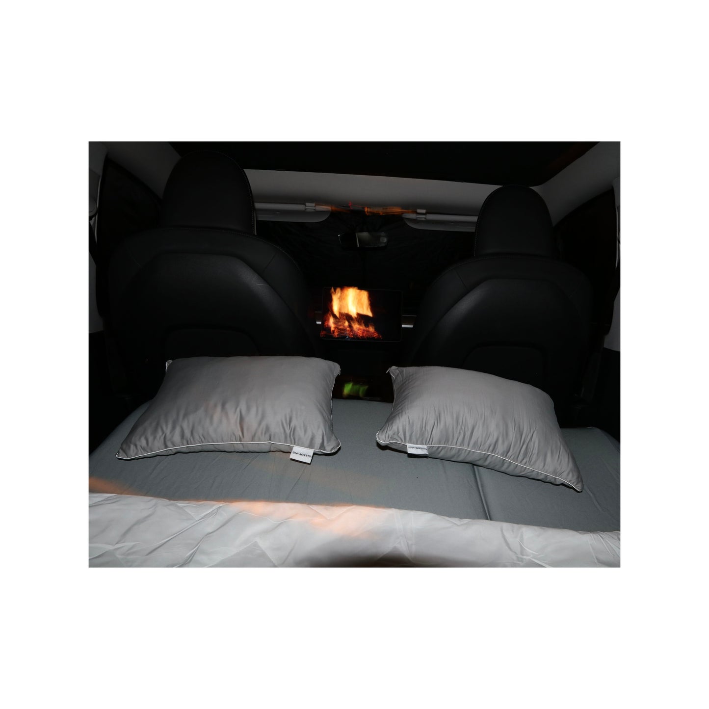 EV-MATS Basic CAMP SET für Tesla Model Y enthält die Tesla-Matratze, die wasserdichte Tasche, die in den hinteren Kofferraum des Tesla Model Y passt, ein Bettlaken, eine Bettdecke, 2 Kissen und einen Kissenbezug