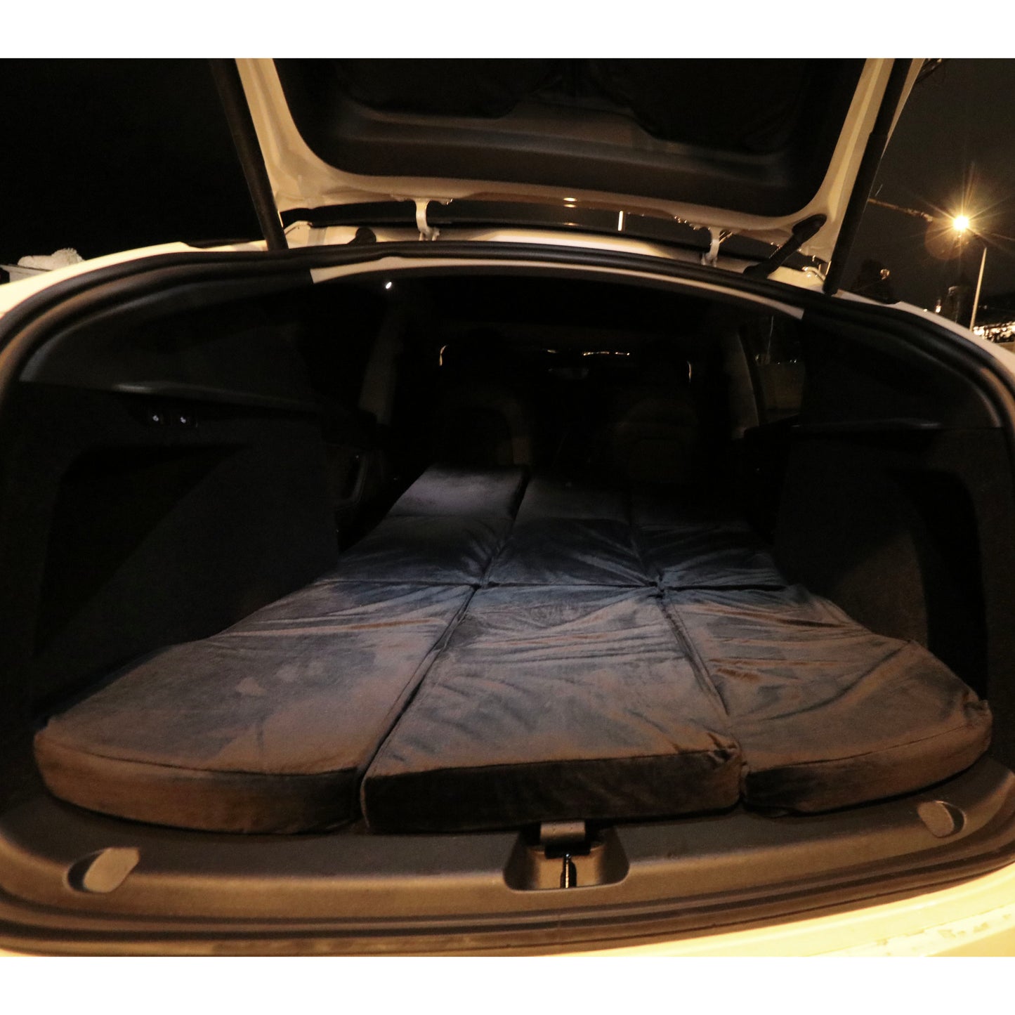Salteaua EV-MATS pentru Tesla Model Y și geanta de transport este o saltea premium din spumă cu memorie, se potrivește perfect dimensiunilor Tesla Model Y, oferă confort perfect pentru somn și poate fi depozitată în portbagaj