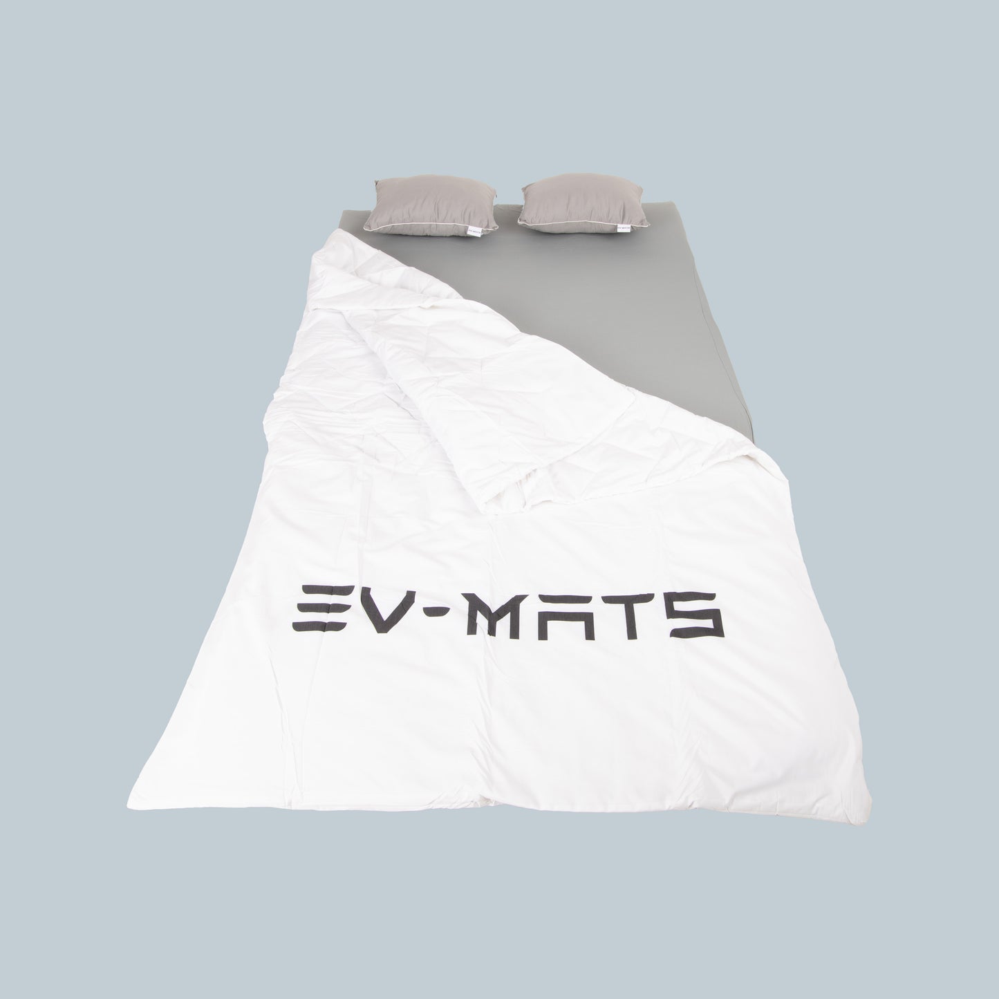 EV-MATS Basic CAMP SET pre Tesla Model Y obsahuje Tesla matrac, vodotesnú tašku, ktorá sa zmestí do zadnej batožinového priestoru Tesla Model Y, plachty, periny, 2 vankúše a vankúšovú prikrývku