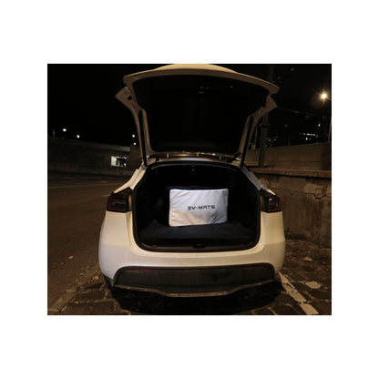 EV-MATS Deluxe CAMP SET pre Tesla Model Y s matracom Tesla s vodotesnou taškou do zadného kufra, saténovou plachtou, perinou, 2 vankúšmi s obalmi, 11 odtieňmi a 2 vodotesnými taškami pre predný kufor Tesla Model Y