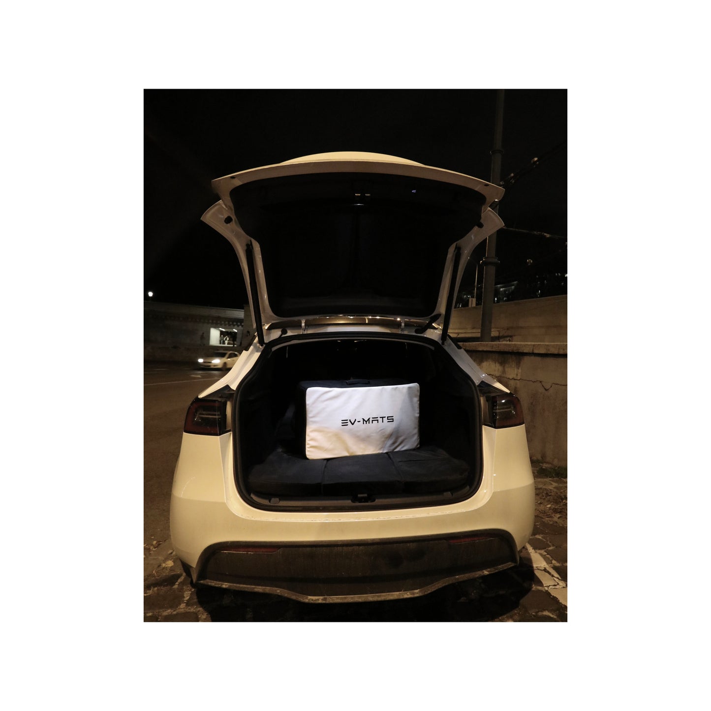 EV-MATS Basic CAMP SET Tesla Model Y: ssa sisältyy Tesla-patja, vedenpitävä laukku, joka mahtuu Tesla Model Y: n takatrukkiin, lakanat, peiton, 2 tyynyä ja tyynyliina