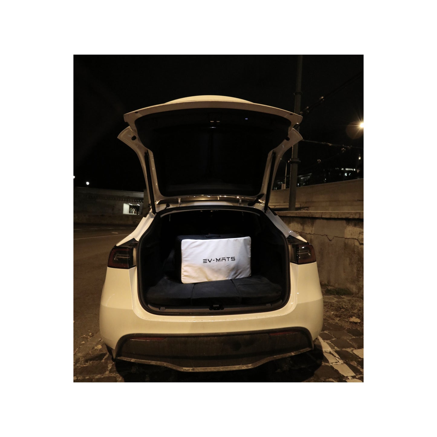 EV-MATS Basic CAMP SET para Tesla Model Y inclui o colchão Tesla, o saco impermeável que se encaixa na bagageira traseira do Tesla Model Y, um lençol, um edredom, 2 almofadas e uma fronha