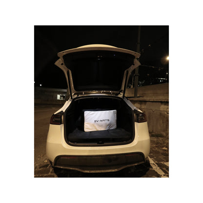 EV-MATS Basic CAMP SET til Tesla Model Y inkluderer Tesla-madrassen, den vandtætte taske, der passer ind i bagagerummet på Tesla Model Y, et lagen, en dyne, 2 puder og et pudebetræk