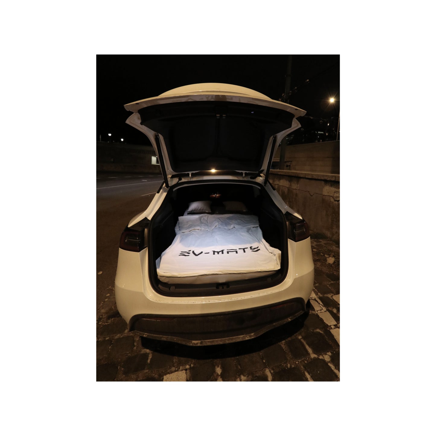 EV-MATS Basic CAMP SET för Tesla Model 3 inkluderar Tesla-madrassen, den vattentäta väskan som passar i Tesla Model 3:s bakre bagageutrymme, ett lakan, en täcke, 2 kuddar och ett kuddskydd