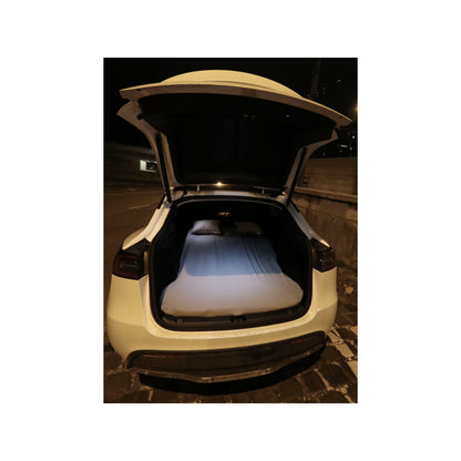 EV-MATS Basic CAMP SET for Tesla Model 3 inkluderer Tesla-madrassen, den vanntette bagen som passer i bagasjerommet på Tesla Model 3, et laken, en dyne, 2 puter og et putevar