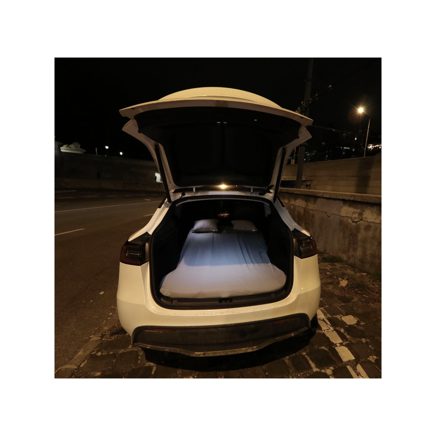 EV-MATS Deluxe CAMP SET för Tesla Model Y med Tesla-madrass med vattentät väska för bakre bagageutrymmet, satinlakan, täcke, 2 kuddar med fodral, 11 nyanser och 2 vattentäta väskor för Tesla Model Y främre bagageutrymme