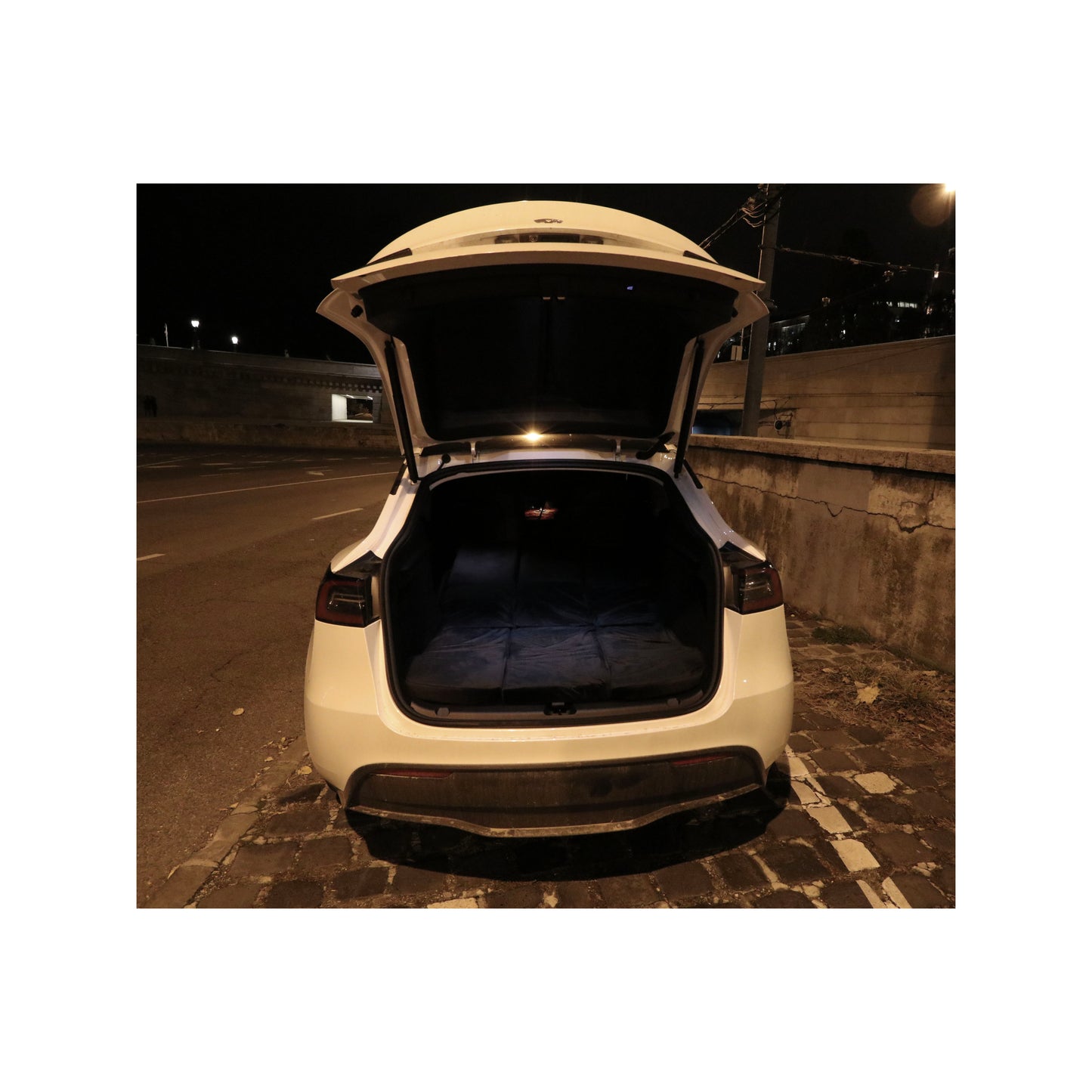 EV-MATS Deluxe CAMP SET Tesla Model 3:lle, jossa Tesla-patja, vedenpitävä laukku takatavaratilaan, satiinilakana, peite, 2 tyynyä päällisineen, 11 sävyä ja 2 vedenpitävää laukkua Model 3 etutavaratilaan