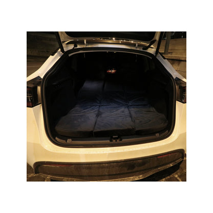 EV-MATS Basic CAMP SET för Tesla Model Y inkluderar Tesla-madrassen, den vattentäta väskan som passar i Tesla Model Y:s bakre bagageutrymme, ett lakan, en täcke, 2 kuddar och ett kuddskydd