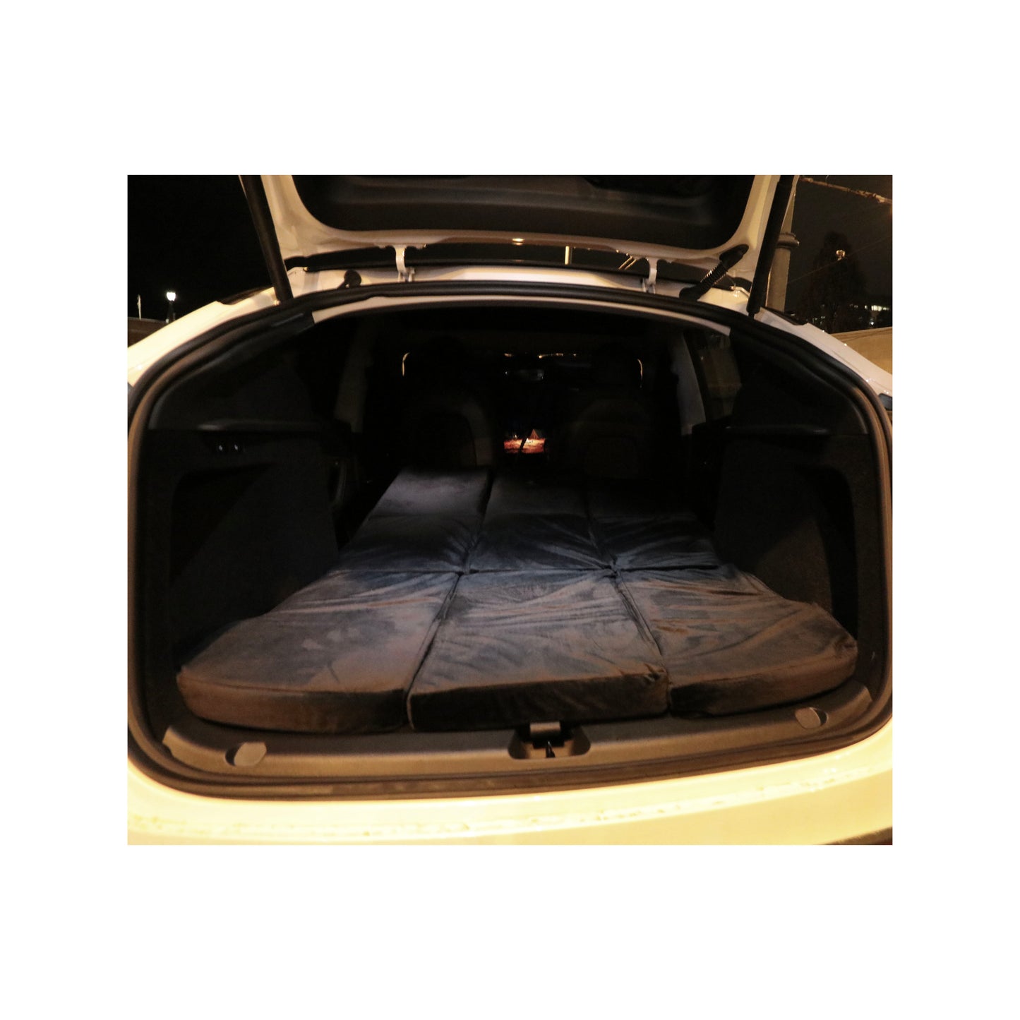 EV-MATS Basic CAMP SET per Tesla Model 3 include il materasso Tesla, la borsa impermeabile che si adatta nel bagagliaio posteriore della Tesla Model 3, un lenzuolo, un piumone, 2 cuscini e una federa