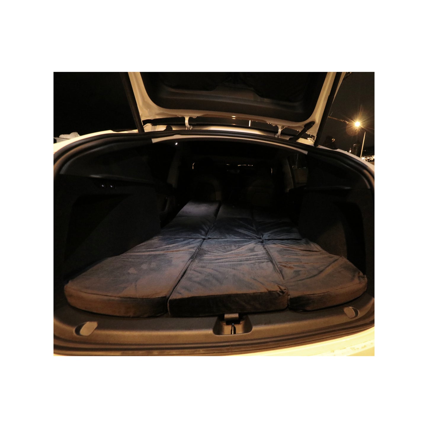 Materasso EV-MATS per Tesla Model Y e la borsa portaoggetti è un materasso premium in memory foam, si adatta perfettamente alle dimensioni della Tesla Model Y, offre un comfort perfetto per dormire e può essere riposto nel bagagliaio