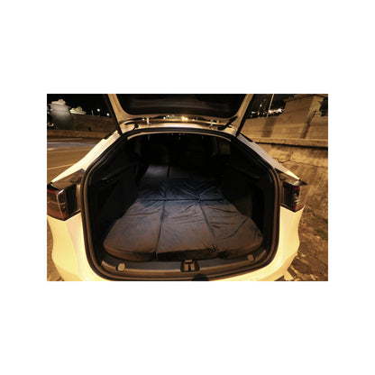 EV-MATS Basic CAMP SET pre Tesla Model Y obsahuje Tesla matrac, vodotesnú tašku, ktorá sa zmestí do zadnej batožinového priestoru Tesla Model Y, plachty, periny, 2 vankúše a vankúšovú prikrývku