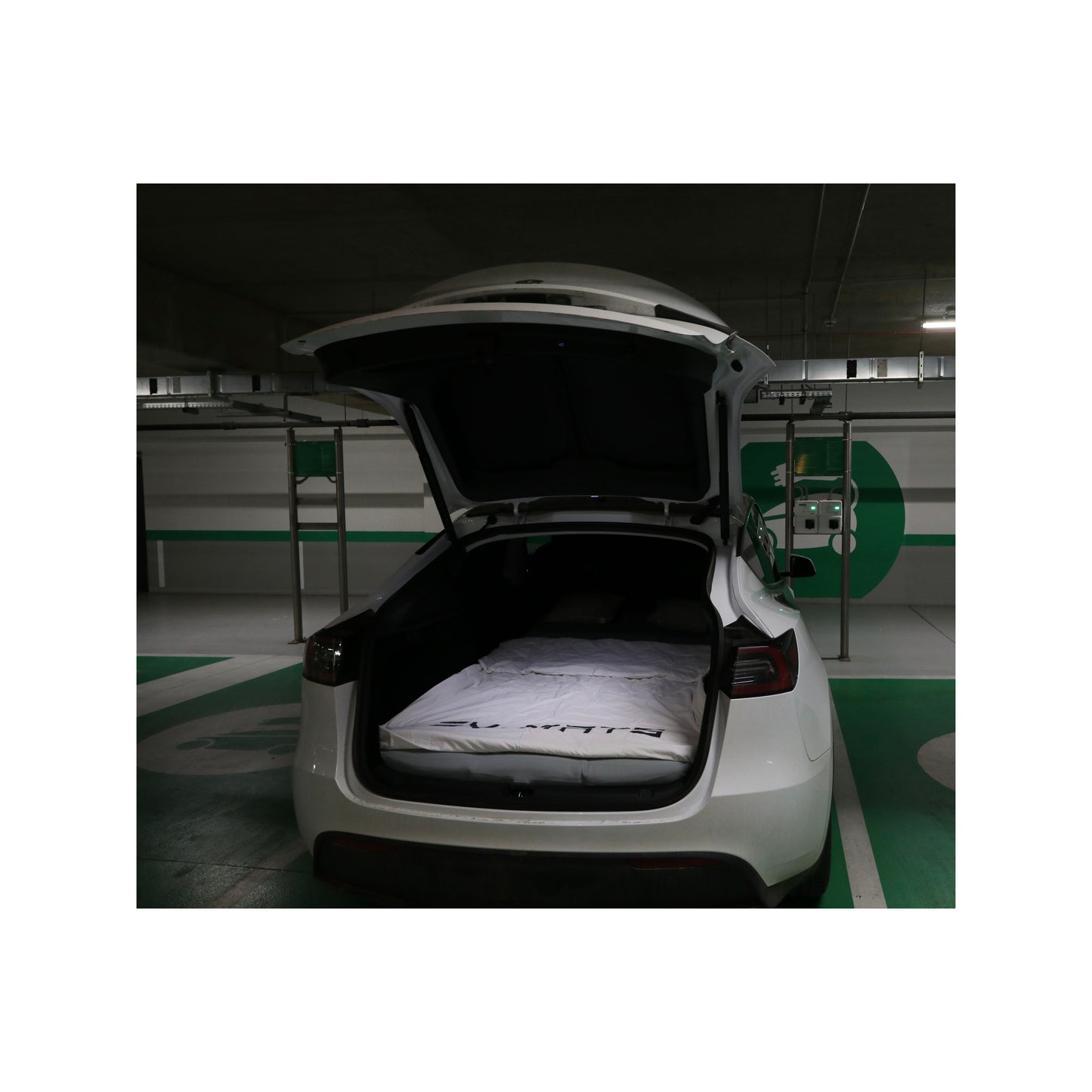 EV-MATS Basic CAMP SET til Tesla Model 3 inkluderer Tesla-madrassen, den vandtætte taske, der passer ind i bagagerummet på Tesla Model 3, et lagen, en dyne, 2 puder og et pudebetræk