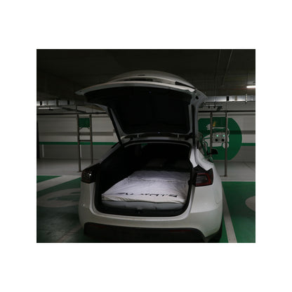 EV-MATS Basic CAMP SET för Tesla Model Y inkluderar Tesla-madrassen, den vattentäta väskan som passar i Tesla Model Y:s bakre bagageutrymme, ett lakan, en täcke, 2 kuddar och ett kuddskydd