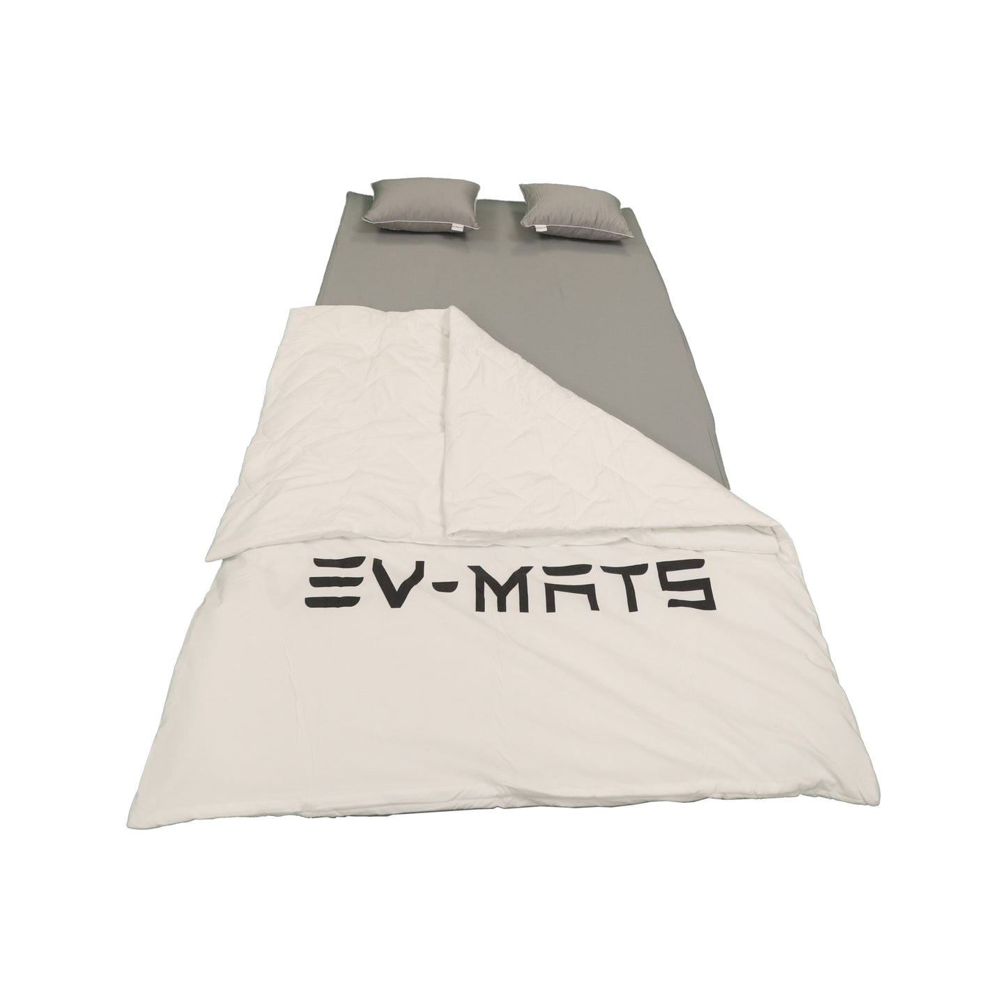 EV-MATS Basic CAMP SET för Tesla Model 3 inkluderar Tesla-madrassen, den vattentäta väskan som passar i Tesla Model 3:s bakre bagageutrymme, ett lakan, en täcke, 2 kuddar och ett kuddskydd
