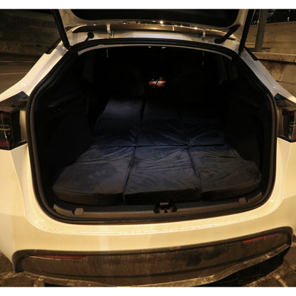 Matelas EV-MATS pour Tesla Model 3 et le sac de transport est un matelas premium en mousse à mémoire de forme, s'ajuste parfaitement aux dimensions de la Tesla Model 3, offre un confort parfait pour dormir et peut être rangé dans le coffre.