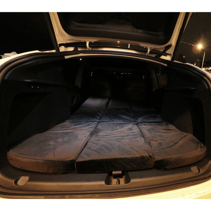 Matelas EV-MATS pour Tesla Model Y et le sac de transport est un matelas premium en mousse à mémoire de forme, s'ajuste parfaitement aux dimensions de la Tesla Model Y, offre un confort parfait pour dormir et peut être rangé dans le coffre.